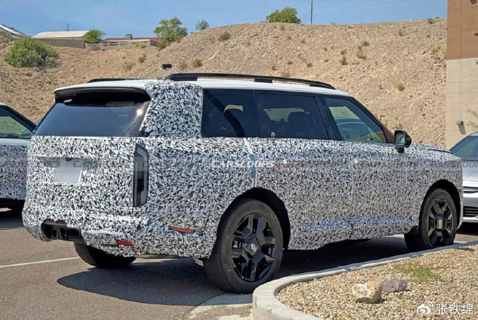 起亞全新中大型方盒子式SUV,外觀方正硬朗,三排座椅,兩種動力