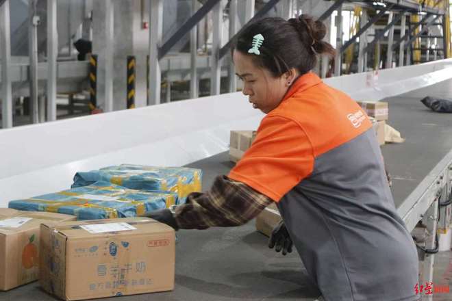 成都“雙11”物流高峰來了,有網點派件量增長50%,進出港商品都有啥?